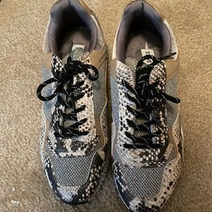 Steve Madden snakeskin tennis shoes womens size 9